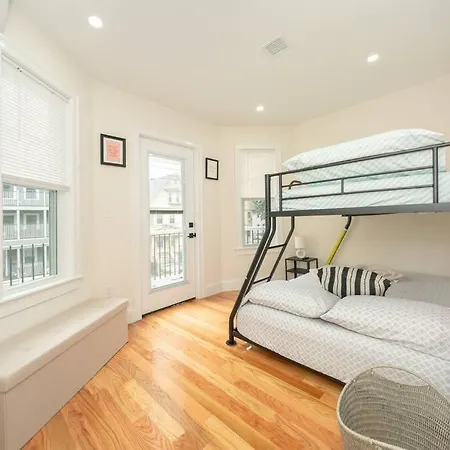 Apartment Bright & Spacious 4Br & 2Ba Boston Apt - Bathtub, Free Parking Near Red Line 802 Boston