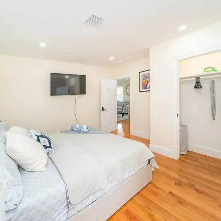 Bright & Spacious 4Br & 2Ba Boston Apt - Bathtub, Free Parking Near Red Line 802 Boston