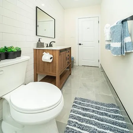 Apartment Bright & Spacious 4Br & 2Ba Boston Apt - Bathtub, Free Parking Near Red Line 802