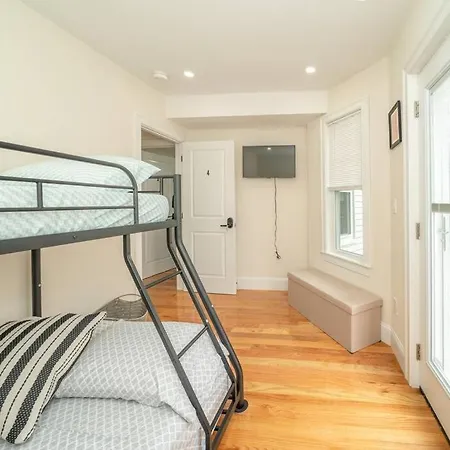 Bright & Spacious 4Br & 2Ba Boston Apt - Bathtub, Free Parking Near Red Line 802 * Boston
