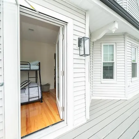 Bright & Spacious 4Br & 2Ba Boston Apt - Bathtub, Free Parking Near Red Line 802 * Boston