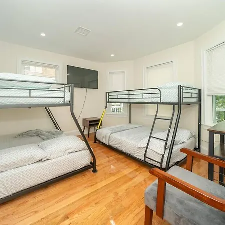 Apartment Bright & Spacious 4Br & 2Ba Boston Apt - Bathtub, Free Parking Near Red Line 802
