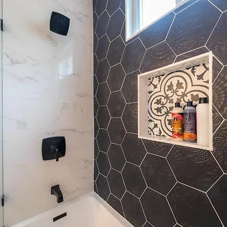 Apartment Bright & Spacious 4Br & 2Ba Boston Apt - Bathtub, Free Parking Near Red Line 802