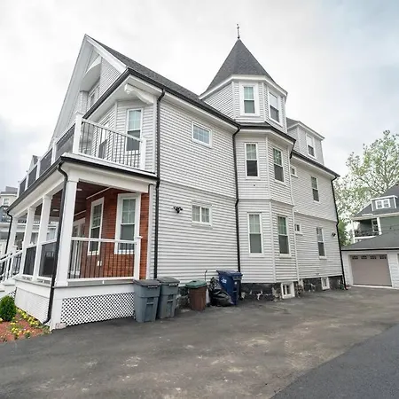 Apartment Bright & Spacious 4Br & 2Ba Boston Apt - Bathtub, Free Parking Near Red Line 802