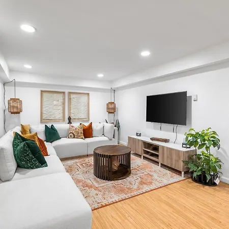Modern 2 Bed Apt Mins To Fenway 5 Min To Train Apartment