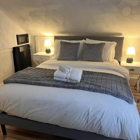 Spacious 4br Near Subway, Sleeps 8per Easy Access To Downtown Apartment *