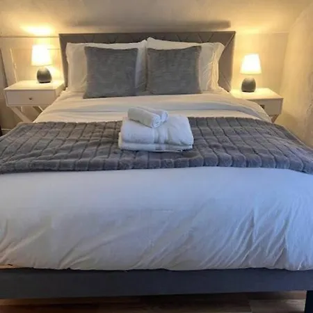 Spacious 4br Near Subway, Sleeps 8per Easy Access To Downtown
