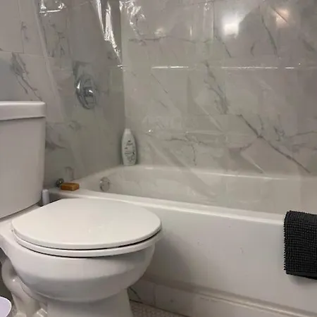 Spacious 4br Near Subway, Sleeps 8per Easy Access To Downtown Apartment