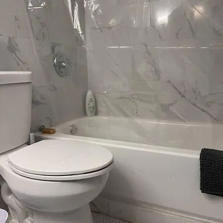 Apartment Spacious 4br Near Subway, Sleeps 8per Easy Access To Downtown *