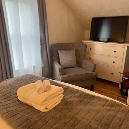 Spacious 4br Near Subway, Sleeps 8per Easy Access To Downtown *