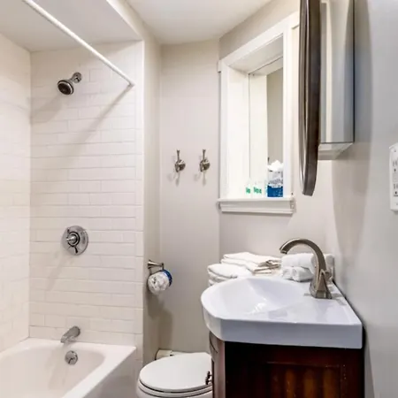 Spacious In North End Apartment *