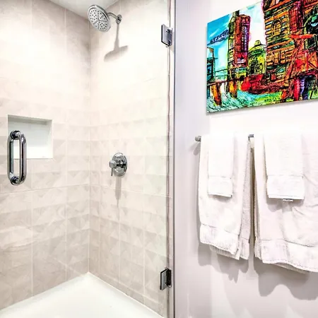 Luxury With Gym And Rooftop - 345-1271 *