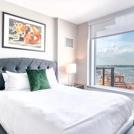 Luxury With Balcony In Seaport *