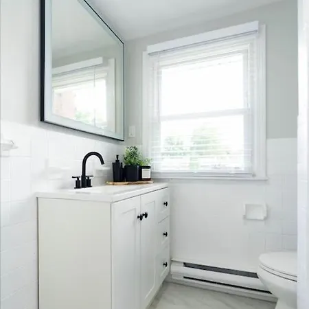 Modern Single Family Minutes From Fort Hill Holiday home