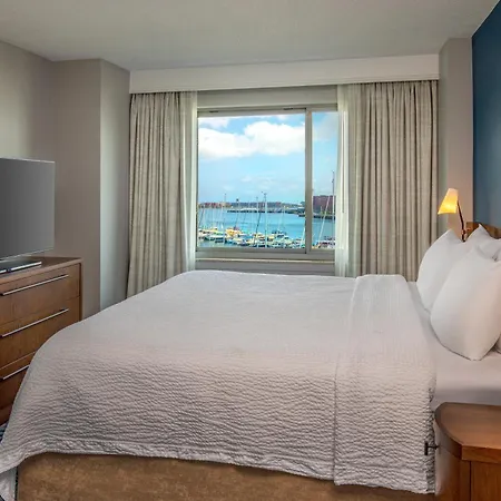 Hotel By Marriott Harbor On Tudor Wharf 3*