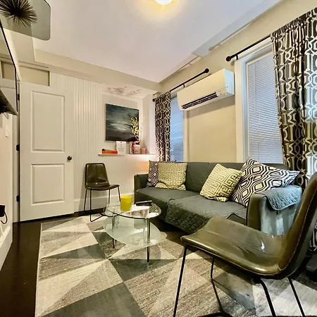 Beautiful 3br 3ba Duplex Parking Location