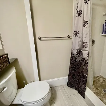 Beautiful 3br 3ba Duplex Parking Location *