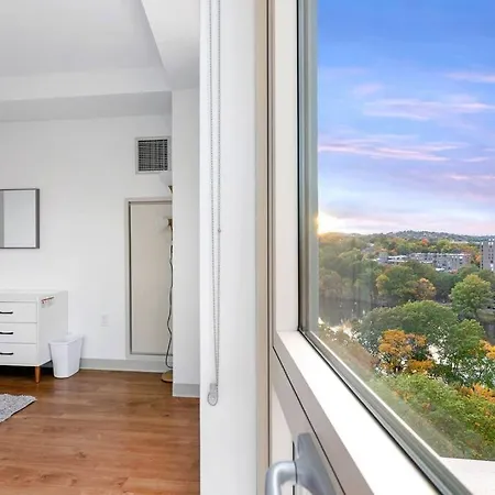Amazing 2br 2ba Unit By The Lake Boston