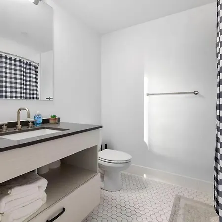 Amazing 2br 2ba Unit By The Lake Apartment
