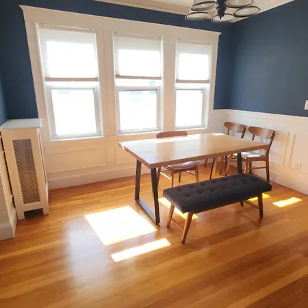 Ultra Convenient Spacious 3 Bedroom *