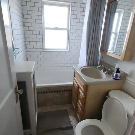 Ultra Convenient Spacious 3 Bedroom Apartment