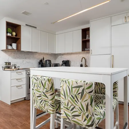 Luxury 2br Backbay Common T-station Roof Lounge Gym