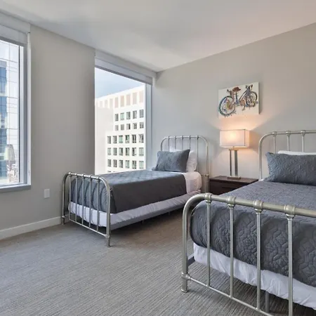 Luxury With Balcony In Seaport *