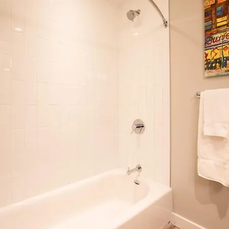 Luxury With Balcony In Seaport Apartment