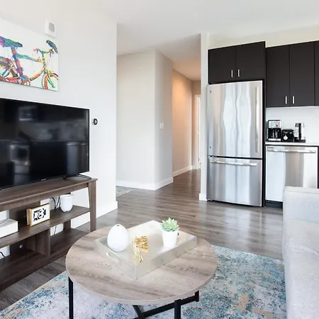 Luxury With Balcony In Seaport Apartment *