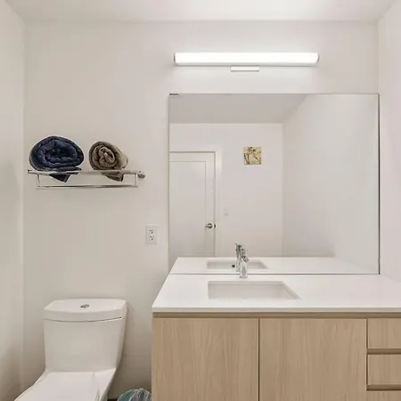 Spacious 2bed 2bath, King Bed, Steps Fenway Park Apartment *