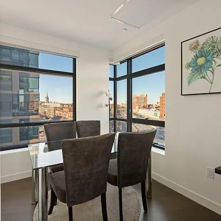 Apartment Spacious 2bed 2bath, King Bed, Steps Fenway Park Boston
