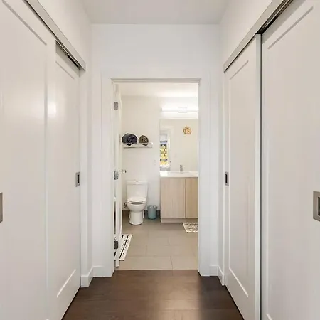 Spacious 2bed 2bath, King Bed, Steps Fenway Park * Boston