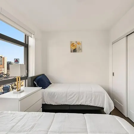 Apartment Spacious 2bed 2bath, King Bed, Steps Fenway Park *