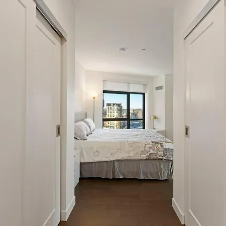 Spacious 2bed 2bath, King Bed, Steps Fenway Park Boston