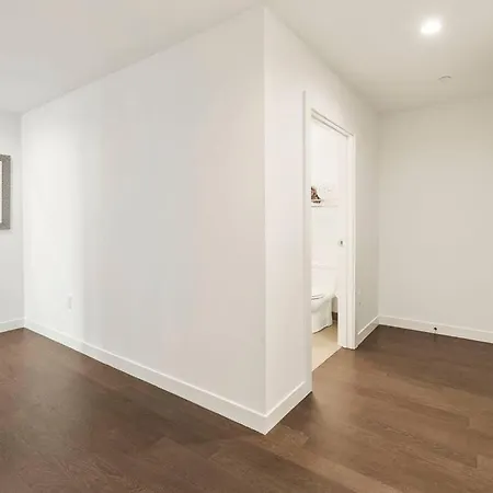 Spacious 2bed 2bath, King Bed, Steps Fenway Park * Boston