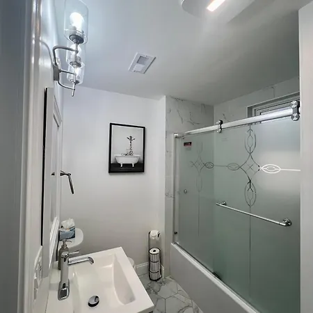 Aparthotel Modern 3-bedroom Condo, Fully Furnished & Renovated