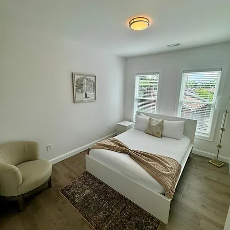 Modern 3-bedroom Condo, Fully Furnished & Renovated Aparthotel