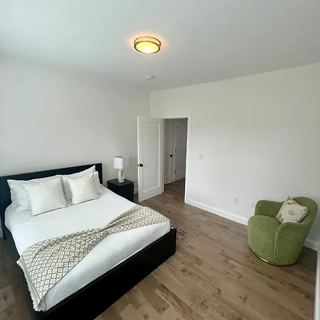 Aparthotel Modern 3-bedroom Condo, Fully Furnished & Renovated