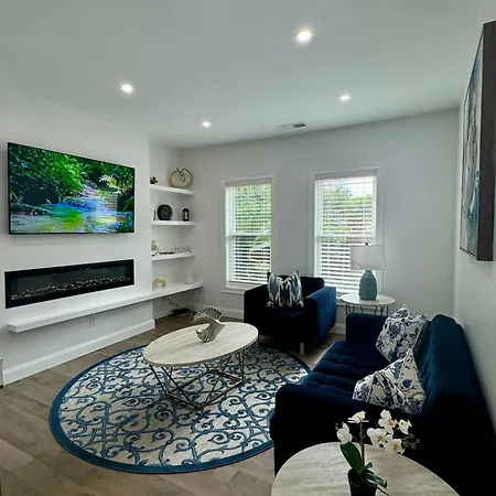 Modern 3-bedroom Condo, Fully Furnished & Renovated *
