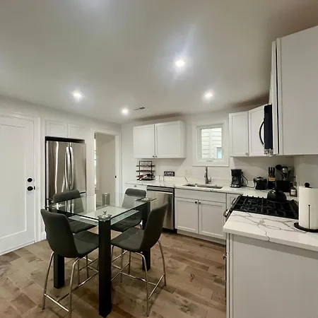 Aparthotel Modern 3-bedroom Condo, Fully Furnished & Renovated Boston