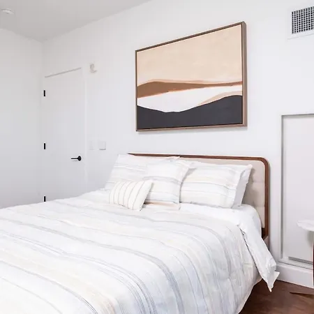 Back-bay Upscale Penthouse W Roof-top *