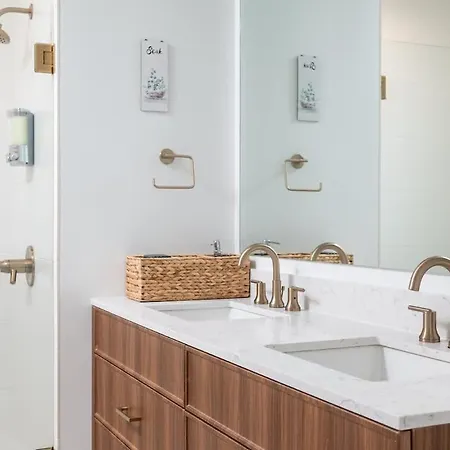 Back-bay 2br W Roof Gym Parking *