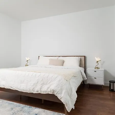 Apartment Back-bay 2br W Roof Gym Parking *