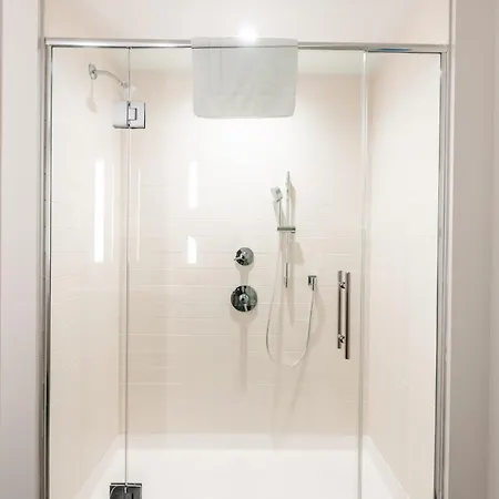 Modern With Gym And Pool Apartment Boston