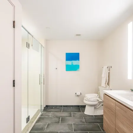 Modern With Gym And Pool * Boston