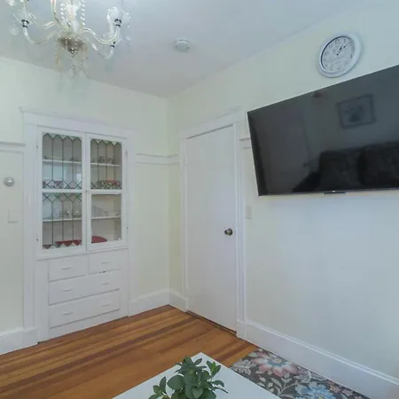 Apartment Queen Stands For Regina Boston