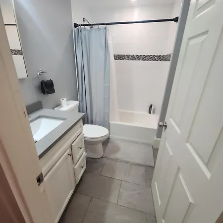 Charming 2-bedroom Minutes From From Airport, Downtown Boston, Wifi, Laundry Apartment