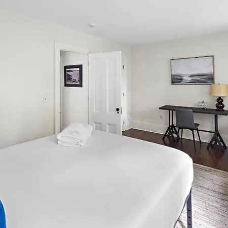 Holiday home Enjoy Private Patio On Montgomery Park