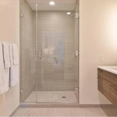 Spacious In Back Bay Apartment *