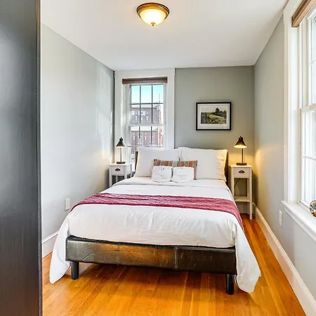 Apartment Walk To Constitution Beach: Mid-century Gem